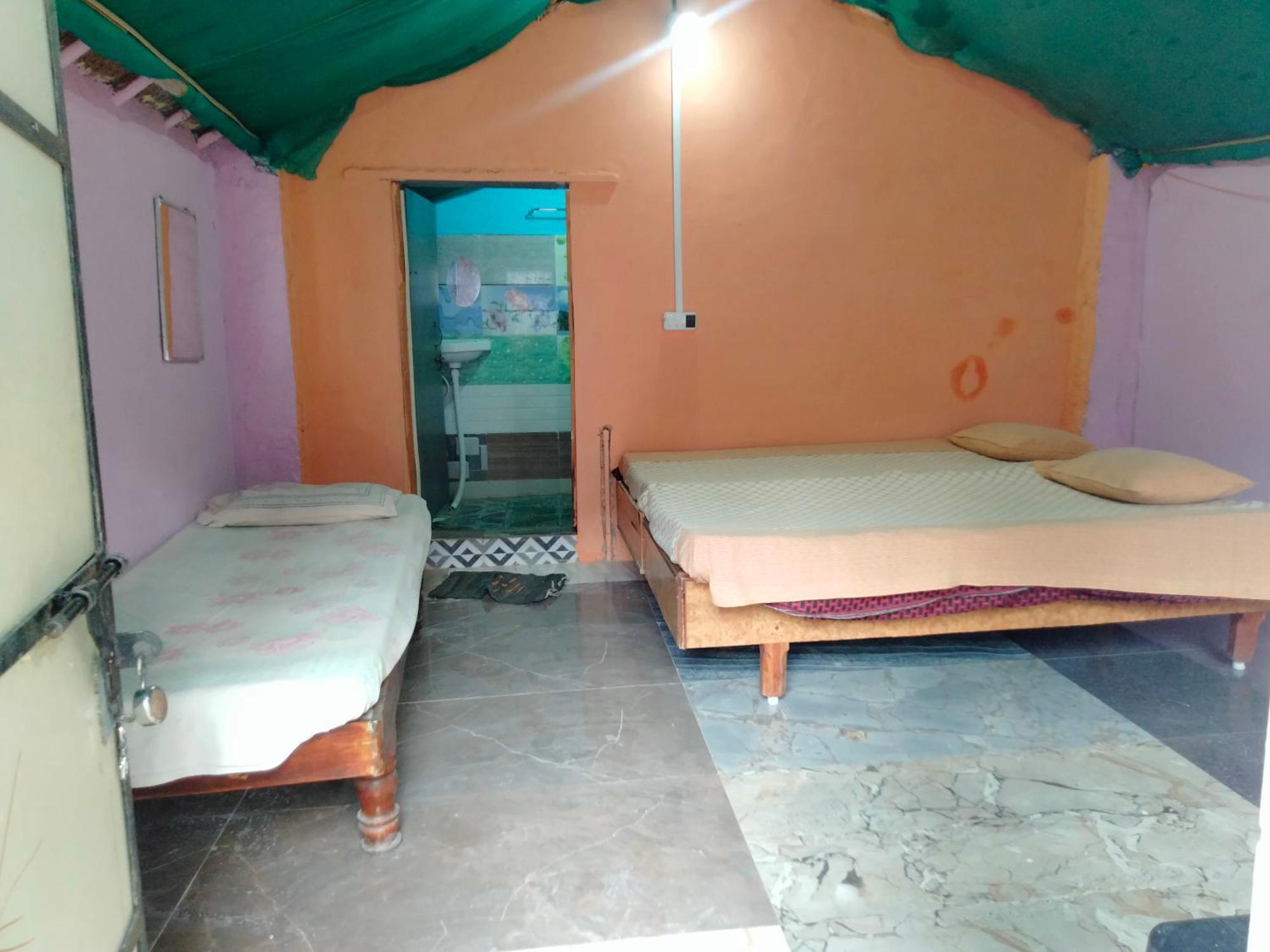 Goldengarden Cottages Hampi Room photo